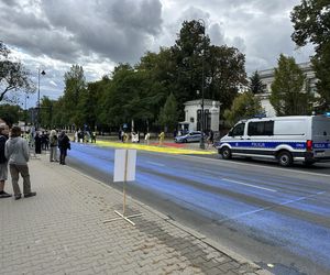 Żółto-niebieska niespodzianka dla rosyjskich dyplomatów. Barwy Ukrainy na asfalcie przed ambasadą Rosji