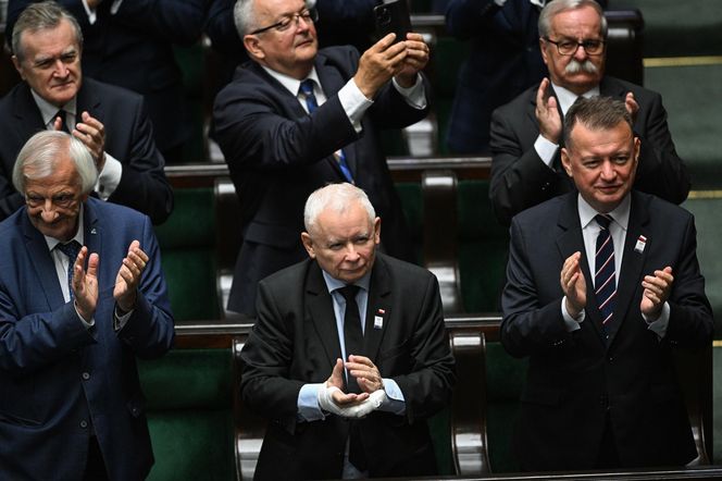 Jarosław Kaczyński z palcem w bandażu