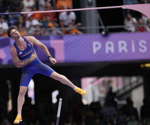 Pech sportowca w skoku o tyczce! Odpadł z Igrzysk przez swoje przyrodzenie!