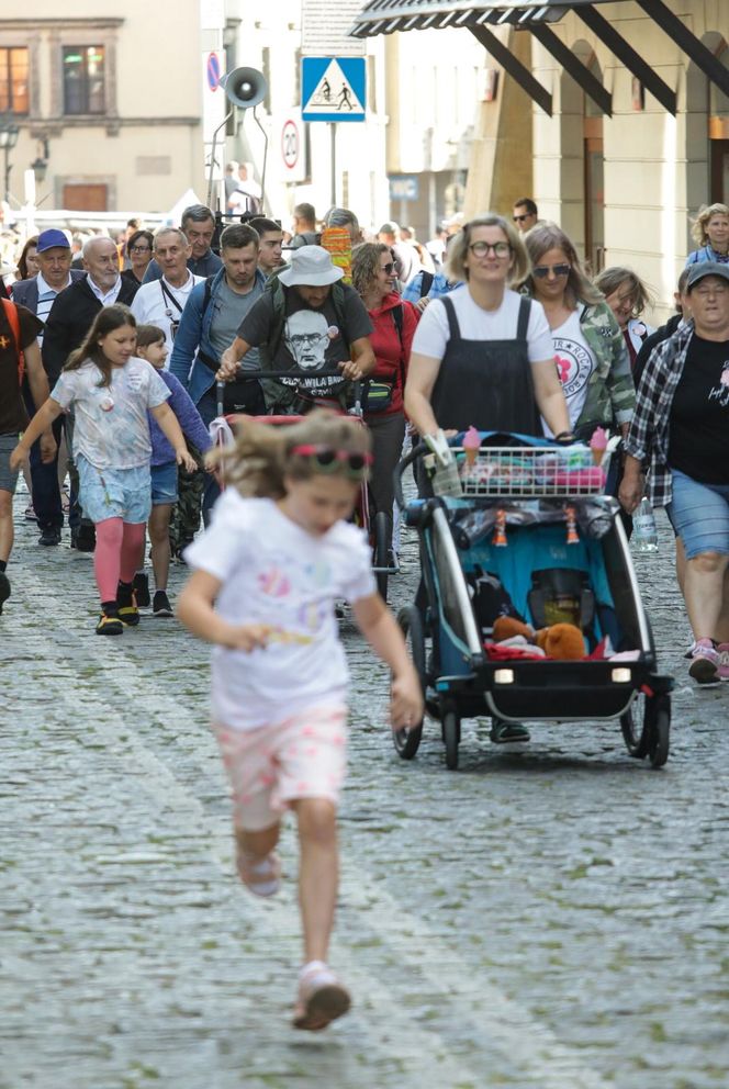 Uczestnicy 45. Warszawskiej Akademickiej Pieszej Pielgrzymki Metropolitalnej na Jasną Górę