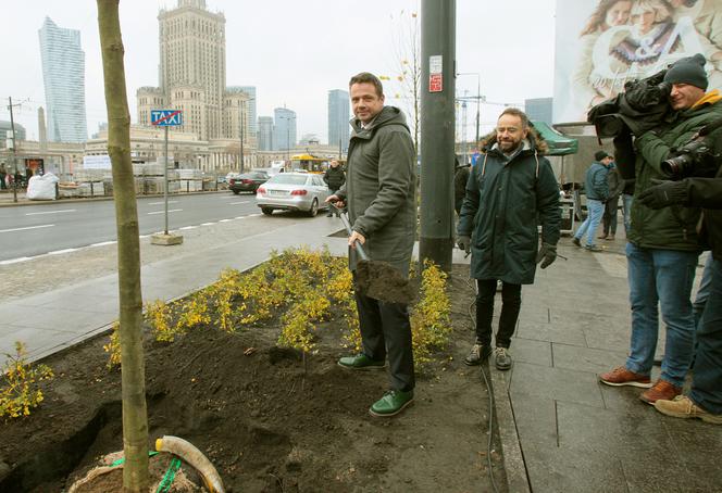 Trzaskowski przedstawił nową pełnomocniczkę. Posadzili razem pierwsze drzewo na rondzie Dmowskiego