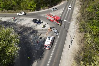 Poważny wypadek nieopodal Warszawy. Motocyklista runął na ziemię po zderzeniu z autem