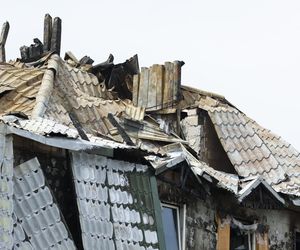 Blok przy ul. Powstańców w Ząbkach po pożarze