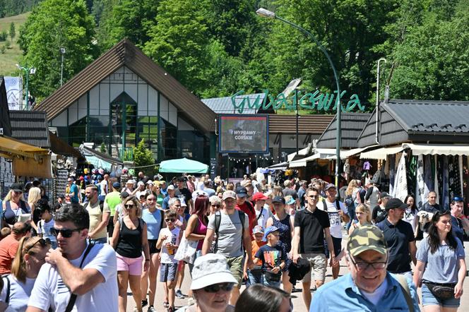 Armagedon w Tatrach! Na Morskie Oko tylko z rezerwacją. Wydano najwyższe ostrzeżenie