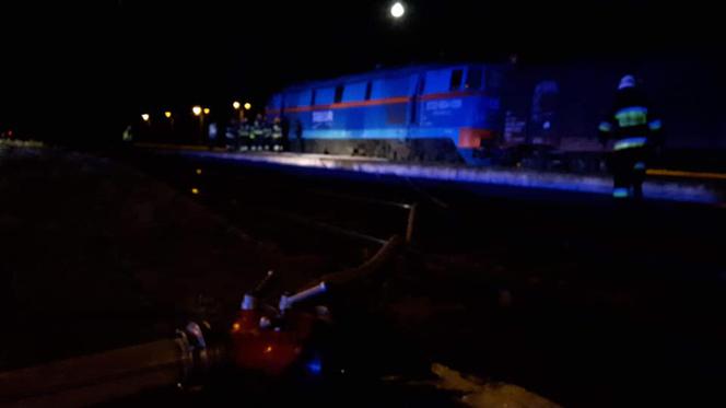 Nocny pożar lokomotywy w powiecie bydgoskim [ZDJĘCIA]