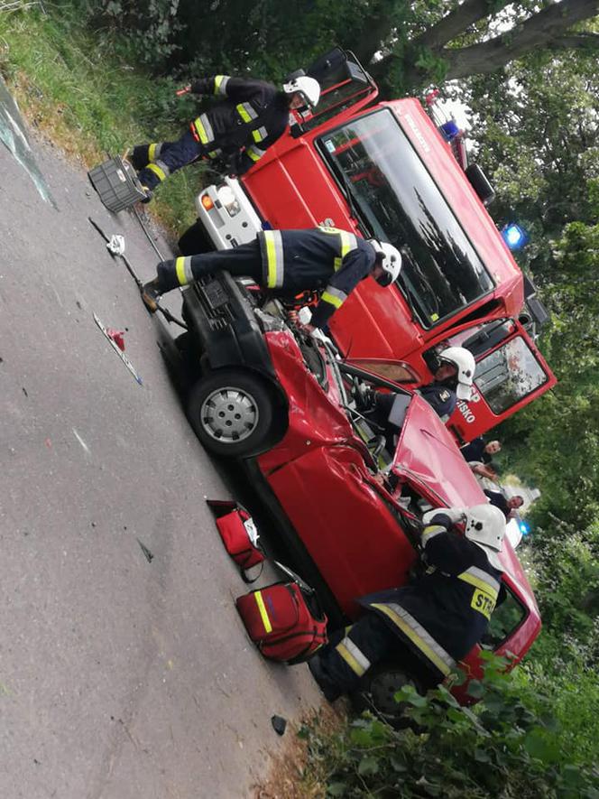 Zderzenie samochodu osobowego z ciągnikiem w okolicach Mieściska