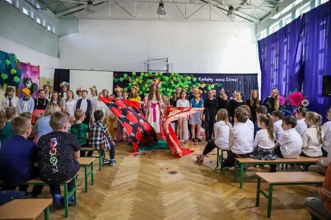 ZOBACZ zdjęcia z inscenizacji ekologicznej z okazji Dnia Ziemi w wykonaniu uczniów siedleckiej Dziesiątki