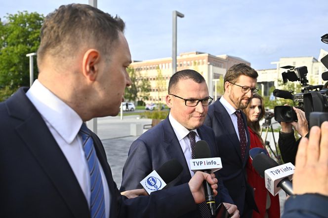 Karol Nawrocki przyjechał do TVP. Symboliczny gest i mocne wsparcie z zaplecza
