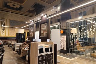 Mc Donald's  w Gdyni w historycznym wnętrzu