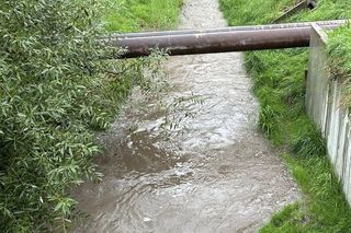 Ulewne deszcze w regionie. Stan rzek w Elblągu znów się podnosi. Służby postawione na nogi