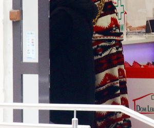 Kayah. Leczyła gardło i opalała kolana