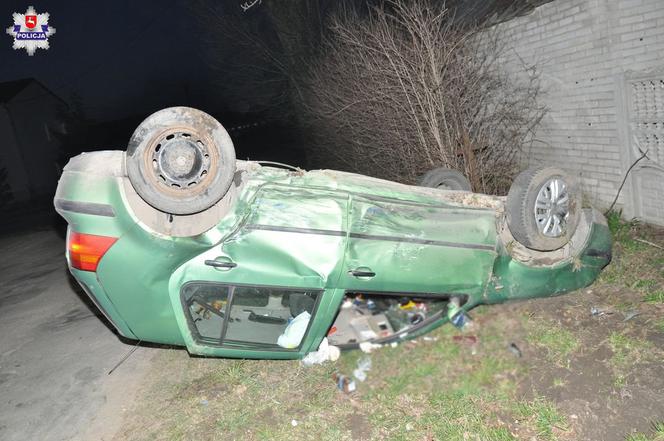 Dramatyczne skutki wymuszenia pierwszeństwa. Fiat wpadł w ogrodzenie, a Golf wylądował na dachu