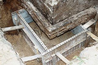 Podbijanie fundamentów 3. W narożnikach na starannie wyrównanym dnie wykopu ustawiono drobnowymiarowe deskowanie systemowe