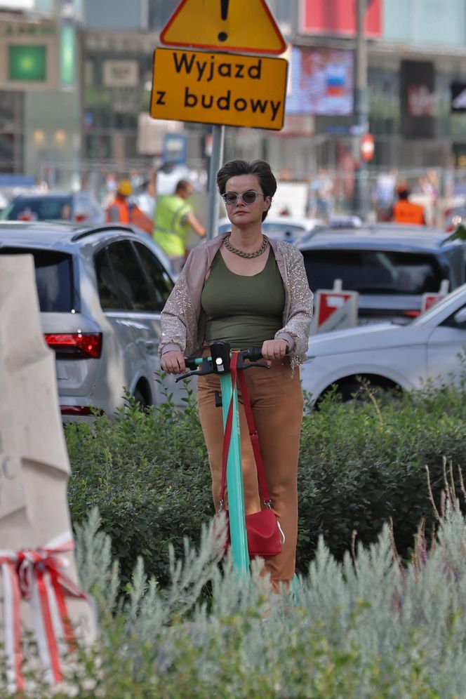 Monika Richardson pędzi na hulajnodze