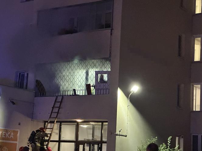 Spalone zwłoki mężczyzny na balkonie. Tragiczny pożar na Bródnie