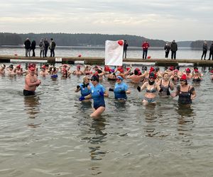 WOŚP 2025 w Olsztynie. Morsy w szczytnym celu wykąpali się w lodowatym jeziorze Ukiel [ZDJĘCIA]