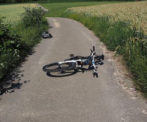 Rowerzysta runął na ziemię, jak rażony piorunem. Mężczyzna nie żyje! Uderzył głową o asfalt