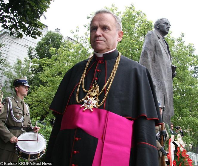 Polacy żądają: Zburzcie pomnik prałata Jankowskiego