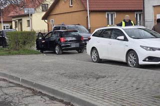 Nastolatki uderzyły w drzwi.