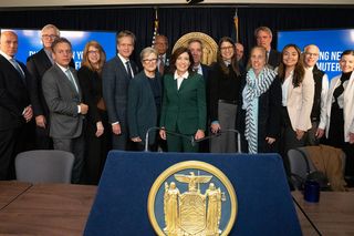 Gubernator NY wraca do korkowego i tnie opłaty