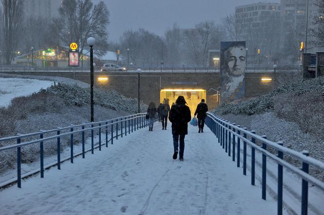 Totalny atak zimy nadciąga do Warszawy. Nawet 15 cm śniegu i silne wichury. Przeszywające zimno