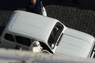 papież Franciszek jeździ Renault 4 z 1989 roku