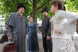 Nowa Lalka na ulicach Warszawy. Zdjęcia z planu filmowego jak wehikuł czasu