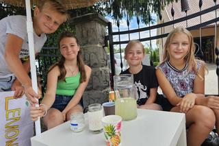 Dzieci sprzedają lemoniadę w wakacje [GALERIA]