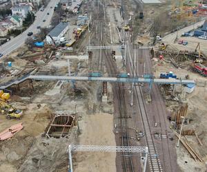 Modernizacja Rail Baltica: Łapy - widok z drona na budowe tunelu. Obok stara kładka