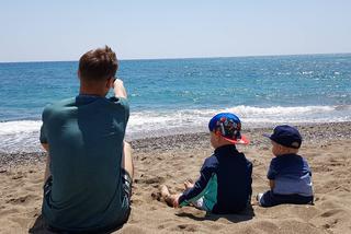 M jak miłość. Marcin Mroczek z synami na plaży. Wzruszający wpis aktora
