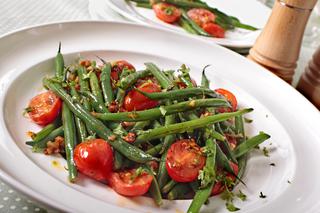 Sałatka z pomidorami i zieloną fasolką szparagową