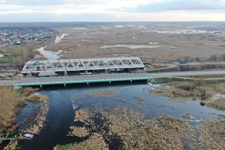 Mosty kolejowe nad Narwią.