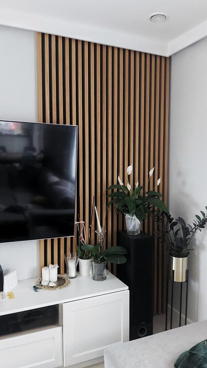 Lamele drewniane na ścianie TV