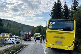 Niebezpieczny wypadek w Karpaczu! Ponad 20 osób rannych w wyniku zderzenia osobówki z autobusem 