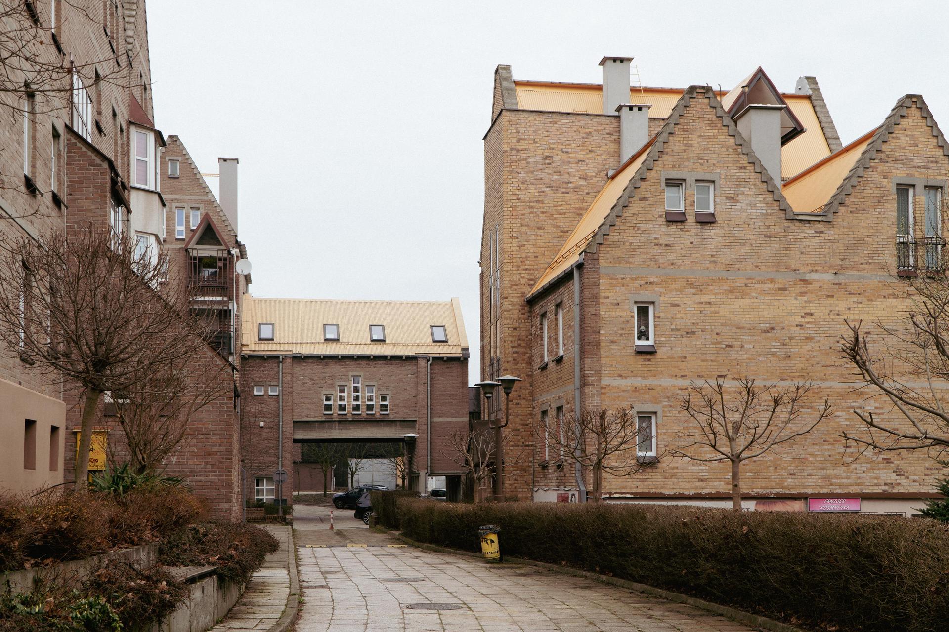 Osiedle Nad Jamną - zdjęcia. Zobacz wyjątkowe osiedle z wielkiej płyty; stoi pod Katowicami