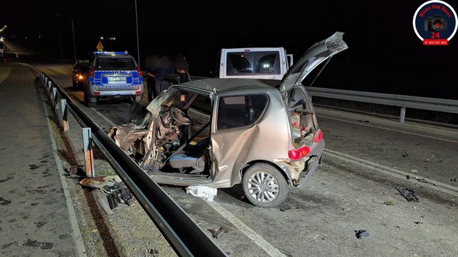 Tragiczny wypadek w Zakroczymiu: Czołowe zderzenie busa z fiatem! Kierowca zakleszczony