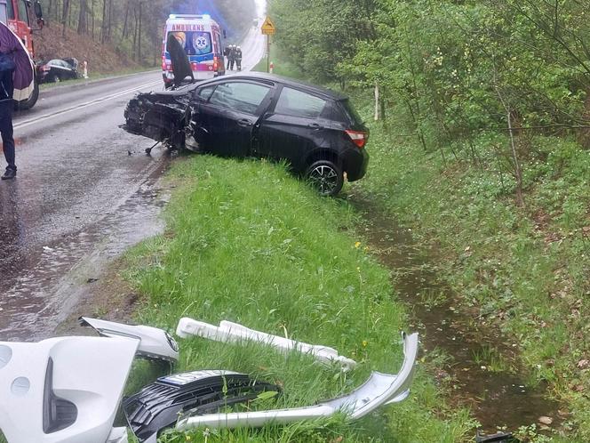 Wypadek na drodze nr 42 w Brodach. Zderzyły się dwa auta osobowe