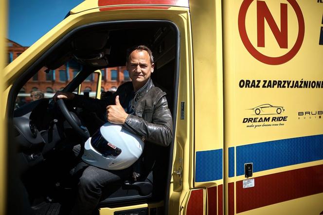 Stig z "Top Gear" podjechał pod łódzką Manufakturę... karetką. To pierwszy taki ambulans w Polsce!