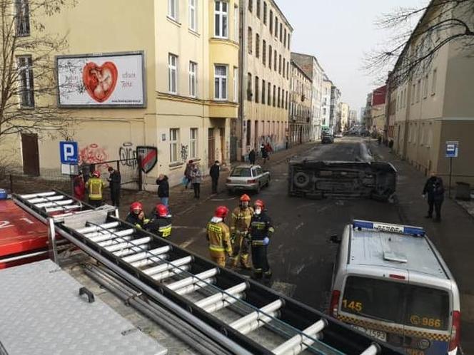 Groźny WYPADEK na 6 Sierpnia. SAMOCHÓD PRZEWRÓCONY NA BOK