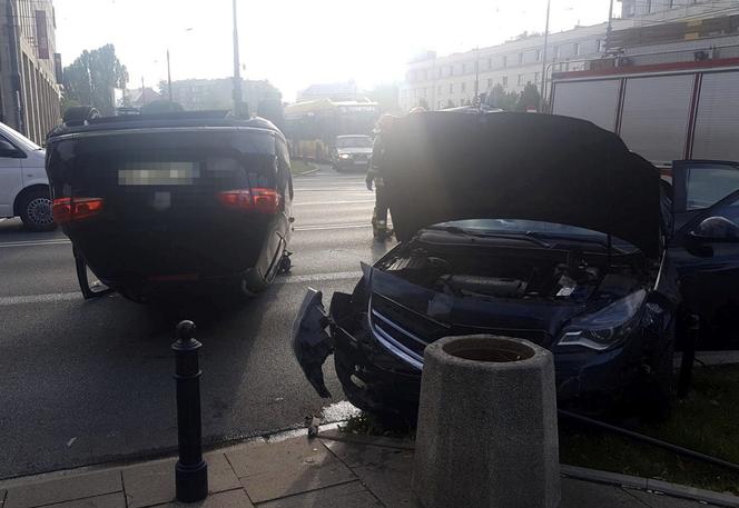 Dramatyczny wypadek na Andersa. Auto dachowało, dwie osoby trafiły do szpitala