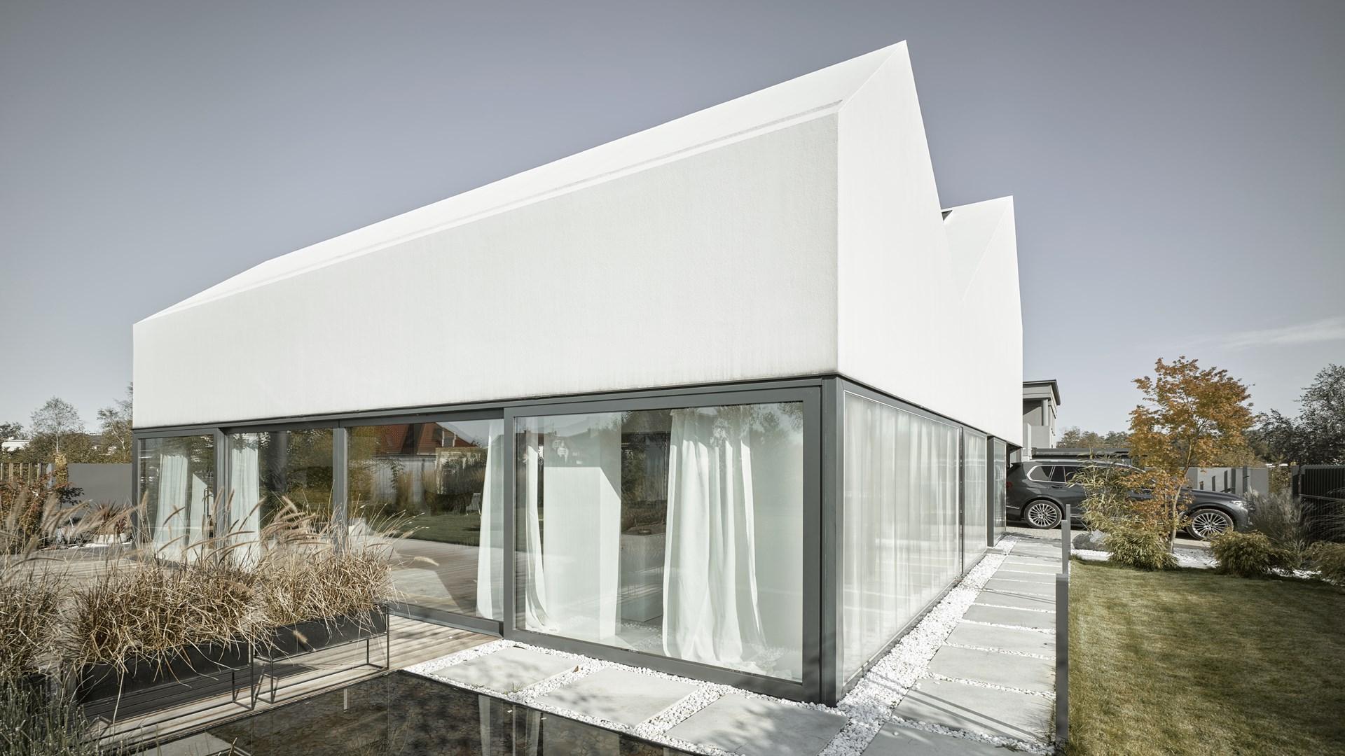 Biały dom w Łomiankach projektu moomoo architects