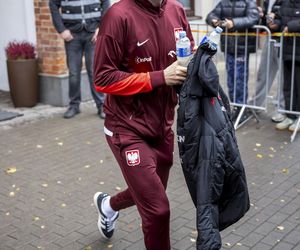 Reprezentacja zmokła na spacerze. Lewandowski się krył przed deszczem