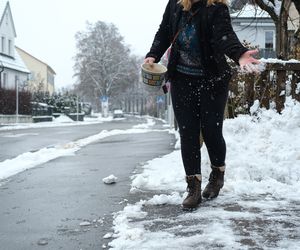 Czym posypać chodnik lub podjazd zimą? Piasek, sól, a może kawa?