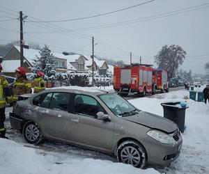 UWAGA! Wypadek w Wąchocku na DK42. Tir wjechał w osobowe Renault
