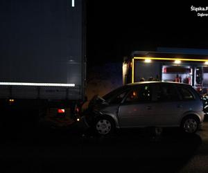 Samochód osobowy zderzył się z ciężarówką. Sprawca kolizji pijany i z zakazem