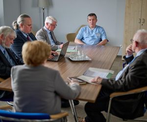 Na Wspólnej odc. 4077. Krystyna Agier (Małgorzata Knothe), Lew Nalepa (Przemysła Sadowski)