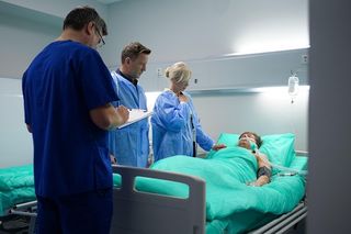 Pierwsza miłość, odcinek 3973: Śmierć Krystiana? Ewa będzie czuwać przy łóżku syna do końca - ZDJĘCIA