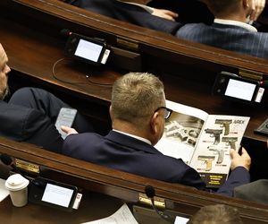 W  czasie obrad Sejmu poseł przeglądał katalog z bronią