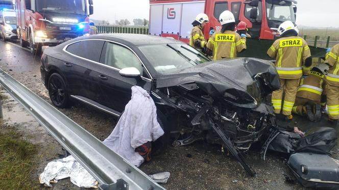 Poważny wypadek na S5 koło Leszna. Samochód uderzył w małzeństwo