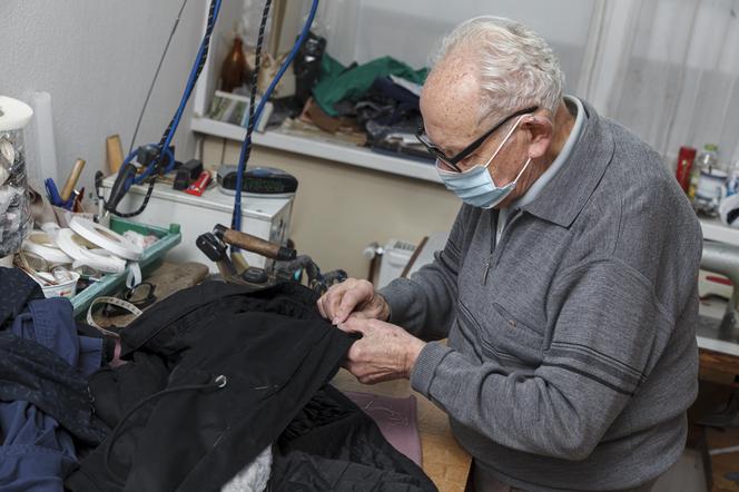 92-letni krawiec z Wrocławia omal nie zbankrutował przez pandemię